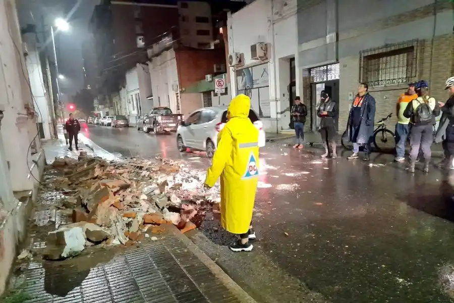Video: se derrumbó la fachada de un edificio antiguo en pleno Barrio Sur