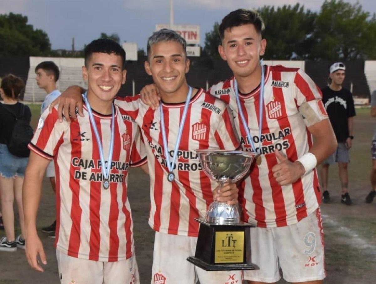 CAMPEONES. Ulises Vera, Cristian Ibáñez y Nicolás Moreno celebran el campeonato de Reserva, tras vencer a Atlético por penales.