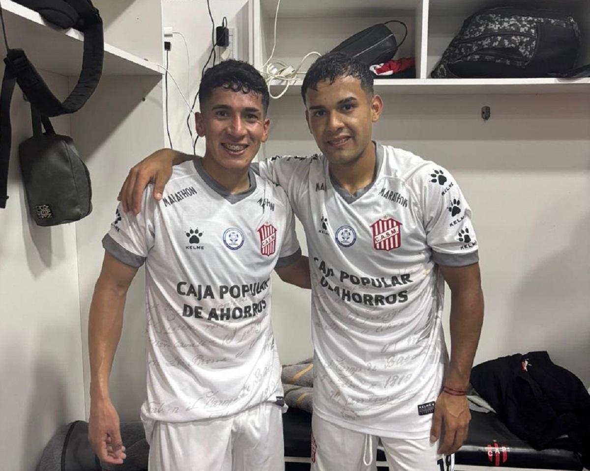 CONTENTOS POR EL DEBUT. Ulises Vera posa junto a su amigo Alan Cisnero, quien sumó sus primeros 16' como profesional.