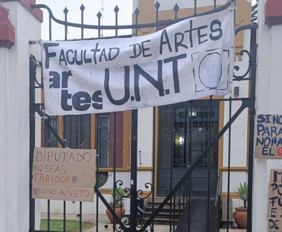 Estudiantes en alerta: Artes decidió una toma simbólica y otras facultades de la UNT evalúan sumarse