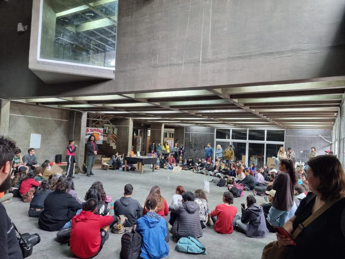 FACULTAD DE ARTES. Los estudiantes decidieron realizar una toma simbólica.