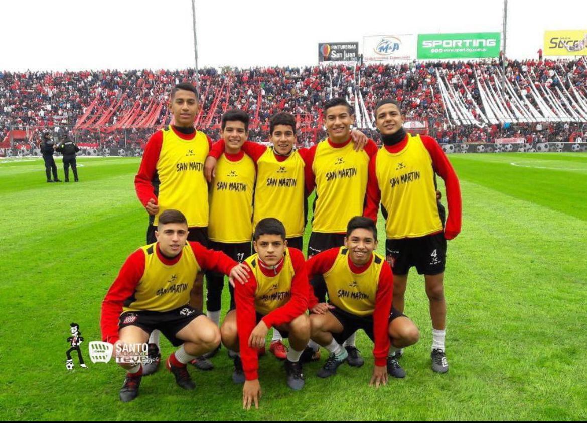 GRAN ANÉCDOTA. Ulises Vera (tercero en la fila de arriba) fue alcanzapelotas en la final del Reducido contra Sarmiento.