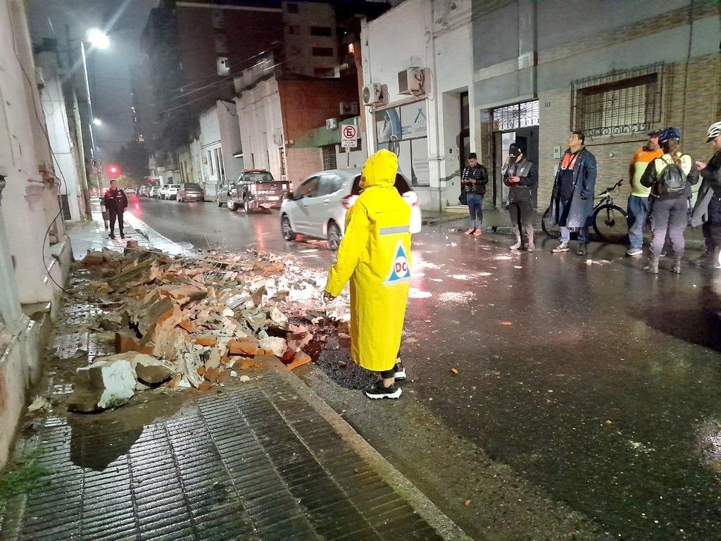 Video: se derrumbó la fachada de un edificio antiguo en pleno Barrio Sur