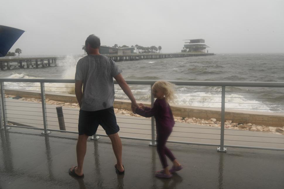 MAREJADA. Se espera que Milton levante olas de más de cinco metros. fotos afp
