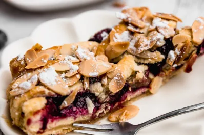 Trenza de frutos rojos y almendras: un postre rico en fibras y antioxidantes