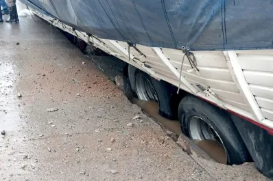 Video. Se hundió el pavimento en Fortunata García al 1.600 y un camión quedó atascado