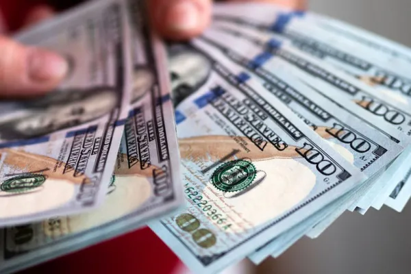 Con un dólar en calma, el Riesgo País sigue bajando