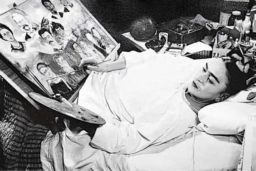 A los 18 años, Frida Kahlo sufrió un accidente que la dejó en cama durante dos meses