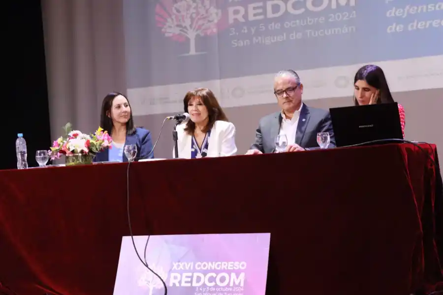 La vicerrectora de la UNT (medio), durante un congreso