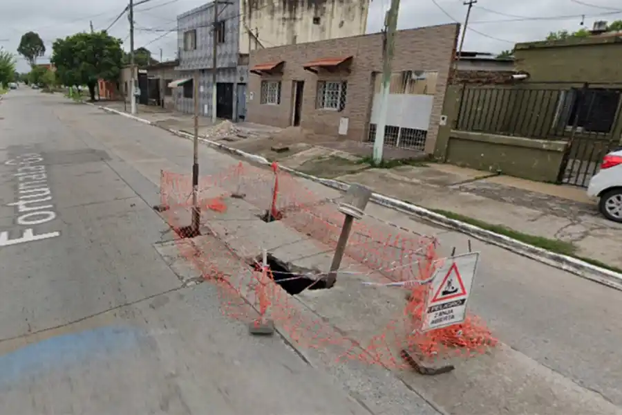 ARCHIVO. Una imagen tomada por Google Maps permite advertir que los problemas en el pavimento, en Fortunata García al 1.600, tienen al menos un año de antigüedad.
