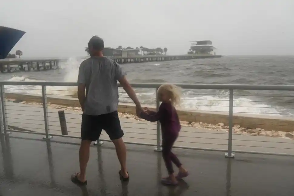 MAREJADA. Se espera que Milton levante olas de más de cinco metros. fotos afp