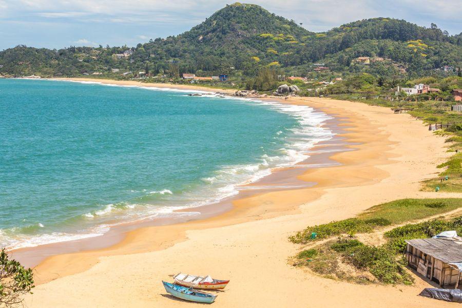 PLAYAS SUSTENTABLES. El balneario Revezamento da Tocha, en Camboriú./UNSPLASH