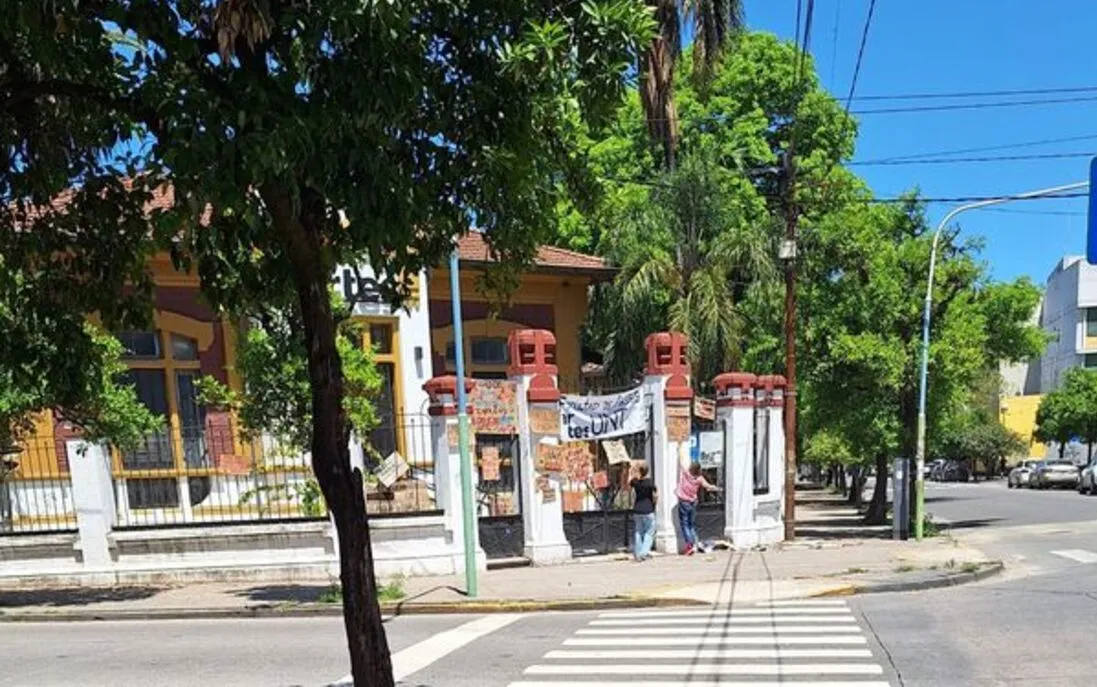 VANDALISMO. Las mujeres fueron fotografiadas esta mañana en la Facultad de Artes.