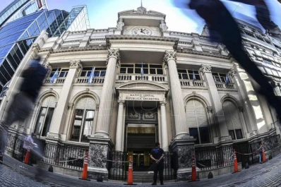 El Banco Central sigue flexibilizando el cepo, mientras el dólar baja