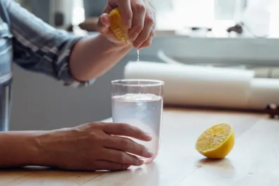 La verdad sobre el agua con limón: beneficios y riesgos