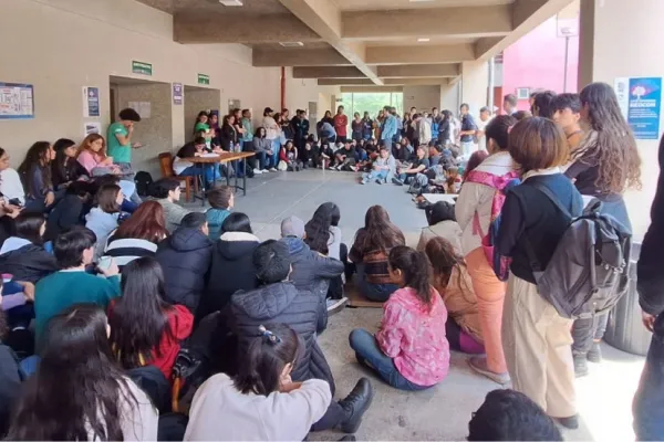 Estudiantes de la UNT planean nuevas tomas y una asamblea entre facultades para el lunes