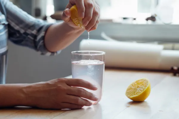 La verdad sobre el agua con limón: beneficios y riesgos