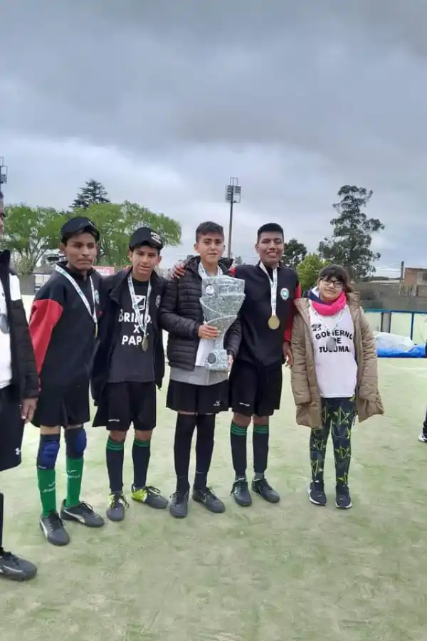 Es ciego, juega al fútbol en Atlético Tucumán, al Goalball en Sportivo Guzmán y fue convocado por la Selección Argentina