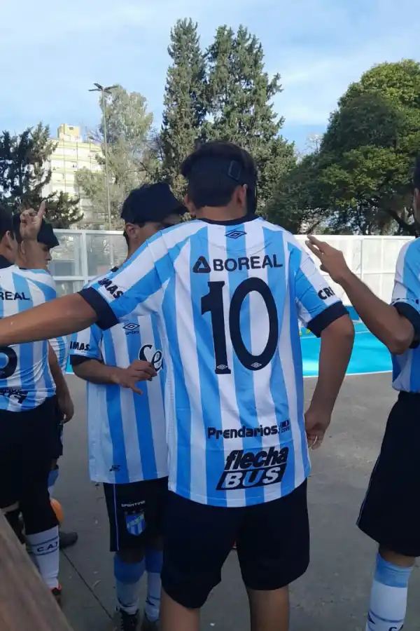 Es ciego, juega al fútbol en Atlético Tucumán, al Goalball en Sportivo Guzmán y fue convocado por la Selección Argentina