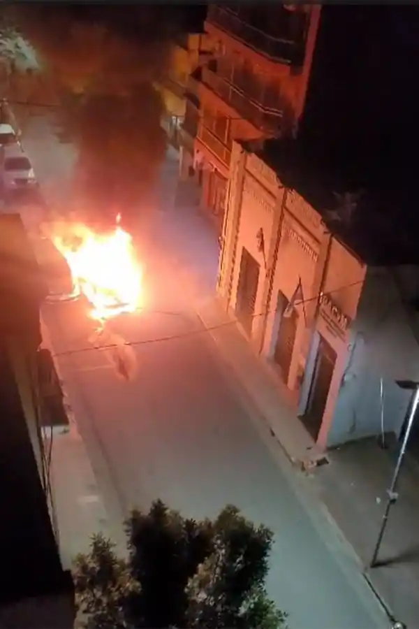 Explotó un auto que circulaba por Virgen de la Merced al 200