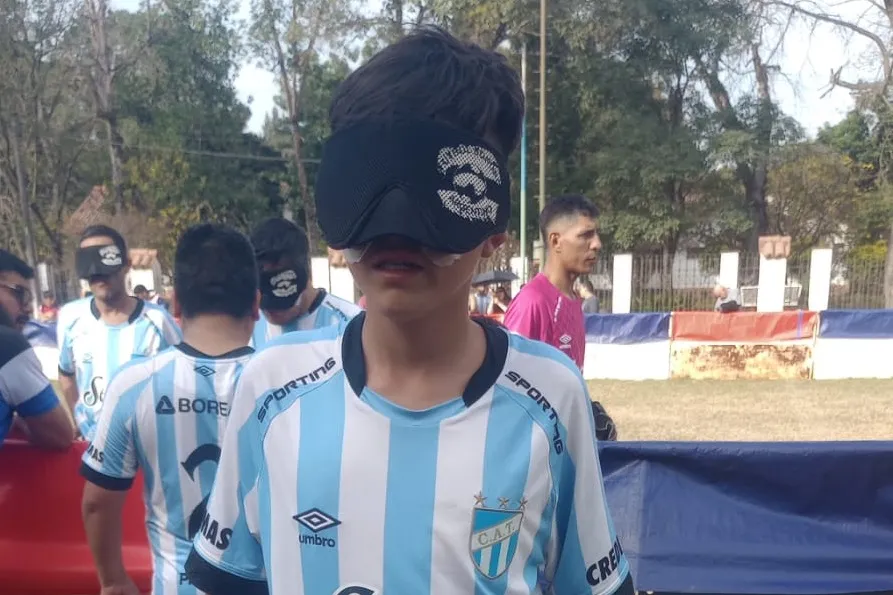 Es ciego, juega al fútbol en Atlético Tucumán, al Goalball en Sportivo Guzmán y fue convocado por la Selección Argentina