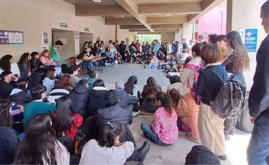 TOMAS EN LA UNT. La asamblea de Filosofía y Letras de la UNT, junto a otras, concluyó en un llamado a la unión entre facultades. / X @CansecoEmiliano.