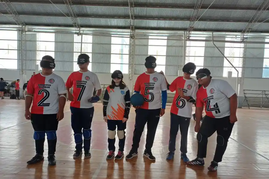 Es ciego, juega al fútbol en Atlético Tucumán, al Goalball en Sportivo Guzmán y fue convocado por la Selección Argentina