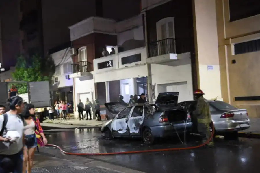 INCENDIO. El auto quedó totalmente destrozado.