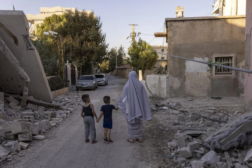 DAÑO. Los niños de Baalbek, en el este del Líbano, viven entre ruinas. 