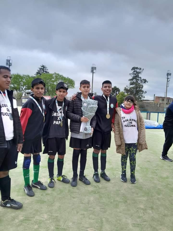 Es ciego, juega al fútbol en Atlético Tucumán, al Goalball en Sportivo Guzmán y fue convocado por la Selección Argentina