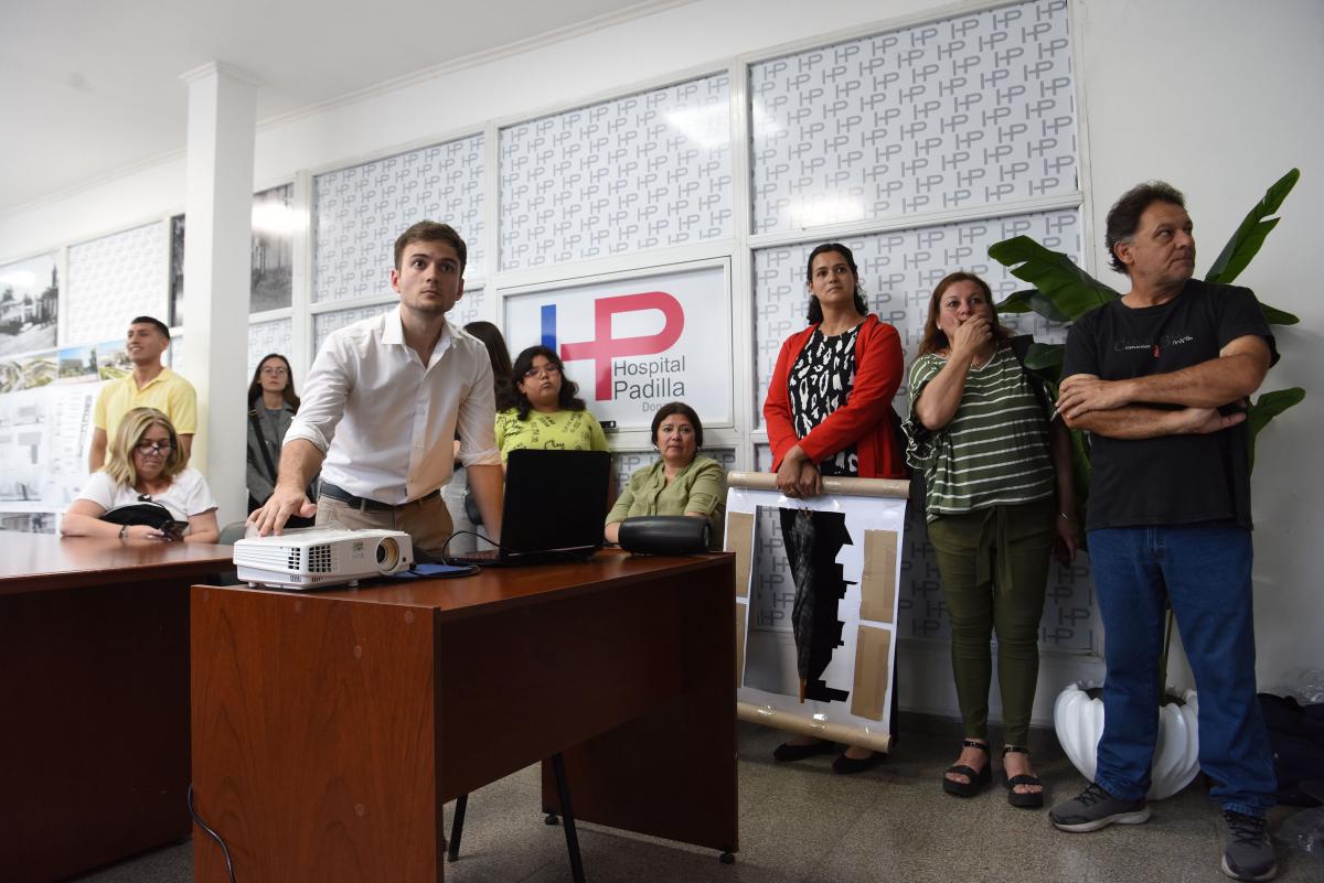 CON EL PROYECTOR. Uno de los estudiantes de Arquitectura en trance de recibirse ajusta la imagen en la sala de reuniones del Hospital Padilla. / DIEGO ARÁOZ, LA GACETA