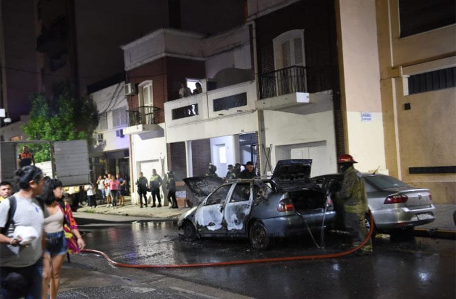 INCENDIO. El auto quedó totalmente destrozado.