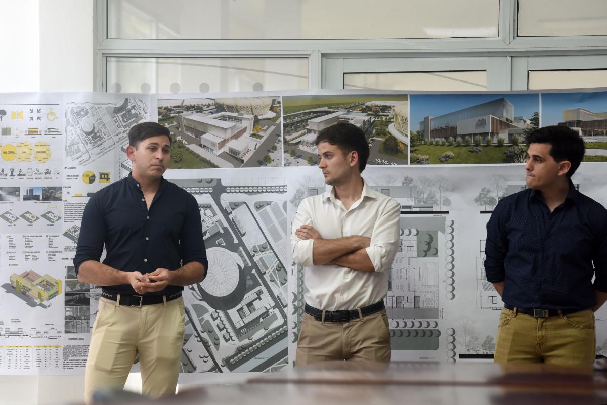 PROFESIONALES FLAMANTES. Agustín Cabello Zucco, Lucas Agudo y Martín Alonso mientras presentan el proyecto final de Arquitectura en el Padilla. / DIEGO ARÁOZ, LA GACETA