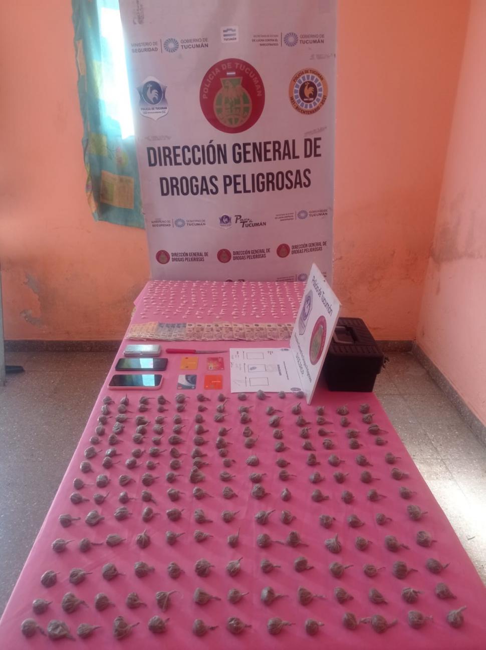 LAS DOSIS. Las dosis de cocaína y marihuana que secuestraron los efectivos en una  de las casas allanadas. policia de tucuman