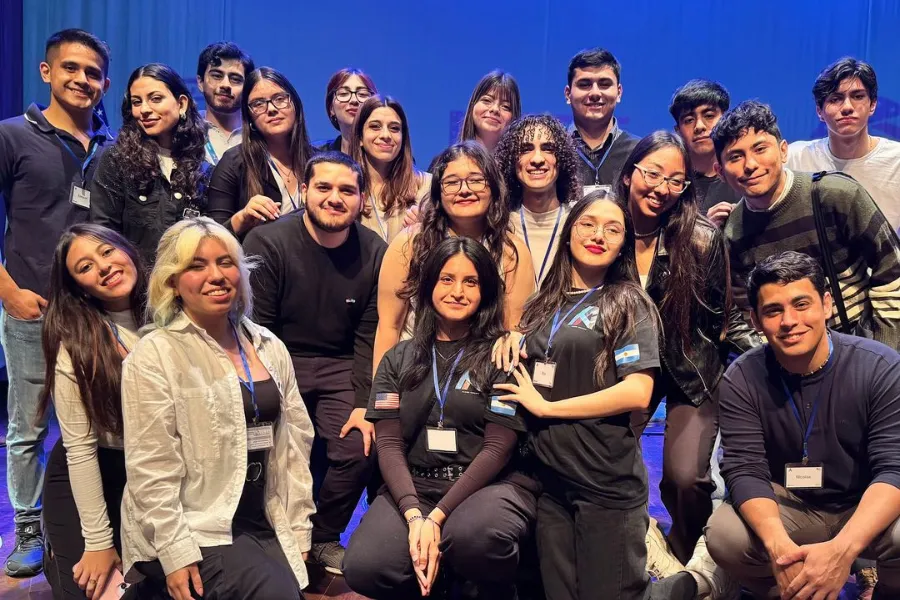 JÓVENES LÍDERES. Estudiantes integrantes de Alumni Tucumán durante el congreso impulsado por Aticana./Instagram @alumnitucuman