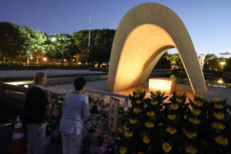 CENOTAFIO. El Memorial Parque de la Paz de Hiroshima, en homenaje a las víctimas de las bombas atómicas de 1945, es un lugar de visita y oración.  fotos afp