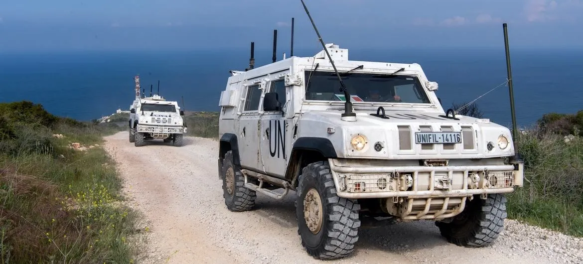 Fuerzas de mantenimiento de la paz de UNIFIL patrullan a lo largo de la Línea Azul. UN/Pasqual Gorriz 