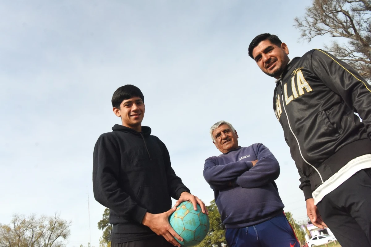 EN FAMILIA. Martín, Gerónimo y Juan Paz; desde el corazón de Ranchillos. Foto: Analía Jaramillo.