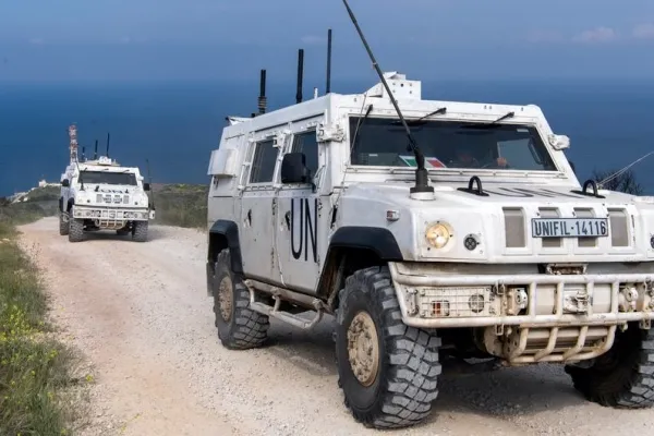 Fuerzas de mantenimiento de la paz de UNIFIL patrullan a lo largo de la Línea Azul. UN/Pasqual Gorriz 