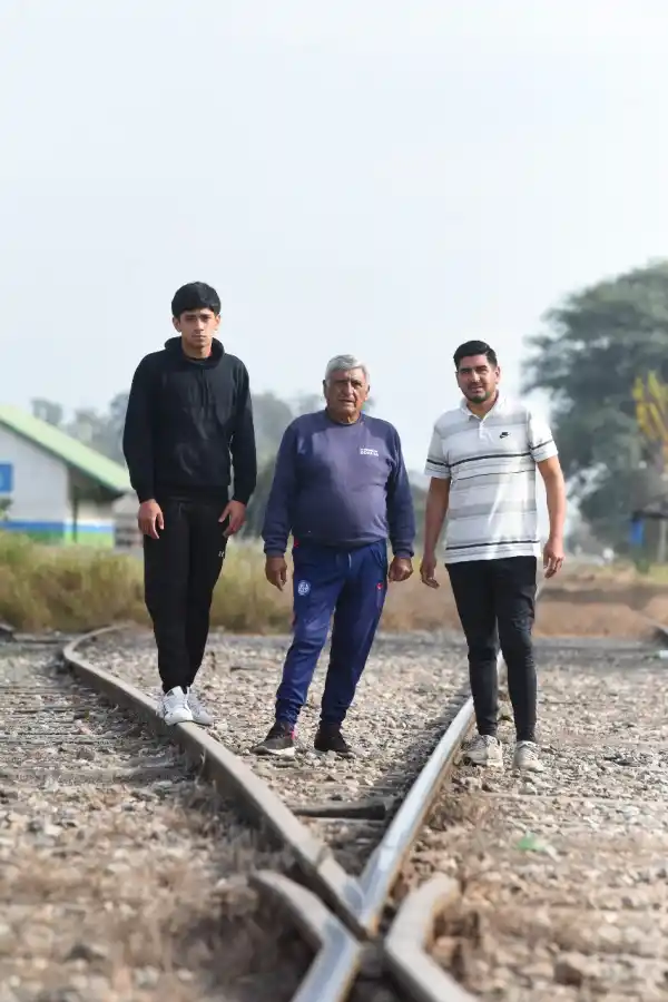 TRES GENERACIONES. Martín, Gerónimo y Juan llevan el fútbol en la sangre. Foto: Analía Jaramillo- La Gaceta