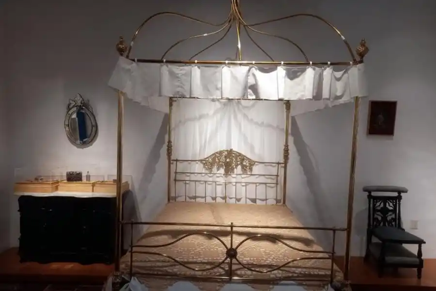 MOVILIARIO HISTÓRICO. La cama que perteneció a Lucía Aráoz.