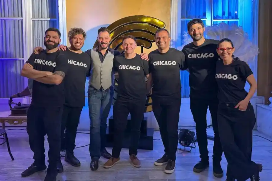 VISITA ESPECIAL. El coreógrafo internacional Dario Petruzio (de chaleco) con los responsables de la puesta (en el extremo derecho, Eugenia Rufino).