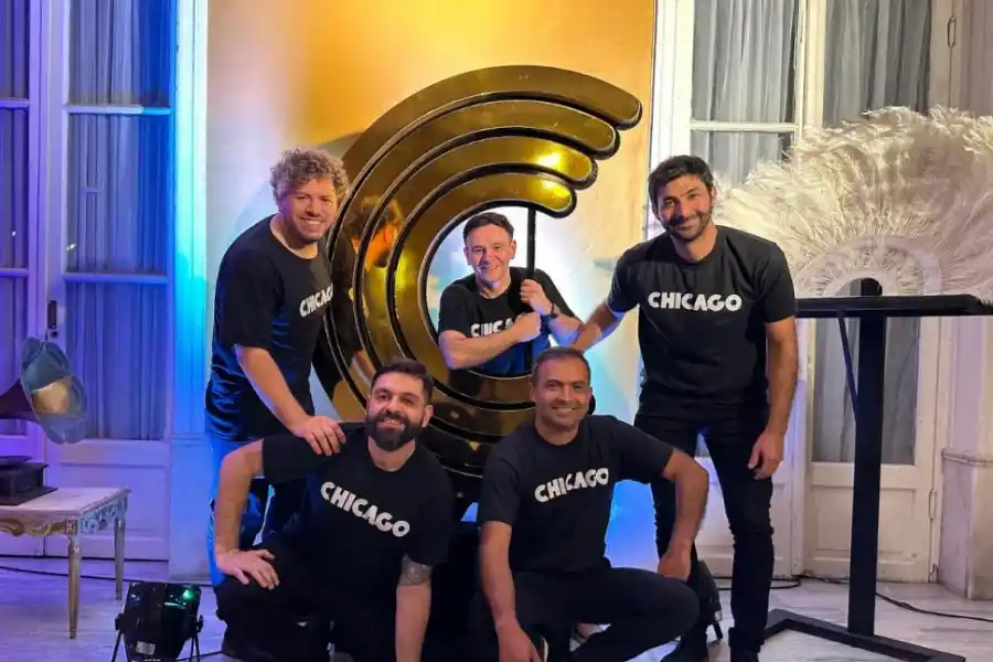 LOS PRODUCTORES. Jorge Barnichea, Sebastián Fernández y Ricardo Rojas rodean una gran C; Juan Logusso y Diego Rojas están de cuchillas abajo.