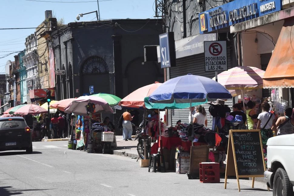 VENTAS CALLEJERAS. Los referentes del comercio dicen que la mercadería que ingresa de modo informal se vende en las calles céntricas. la gaceta/ analia jaramillo