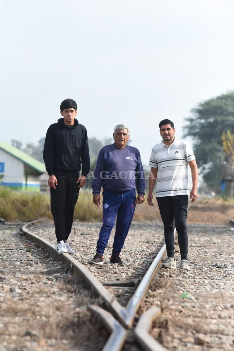 TRES GENERACIONES. Martín, Gerónimo y Juan llevan el fútbol en la sangre. Foto: Analía Jaramillo- La Gaceta