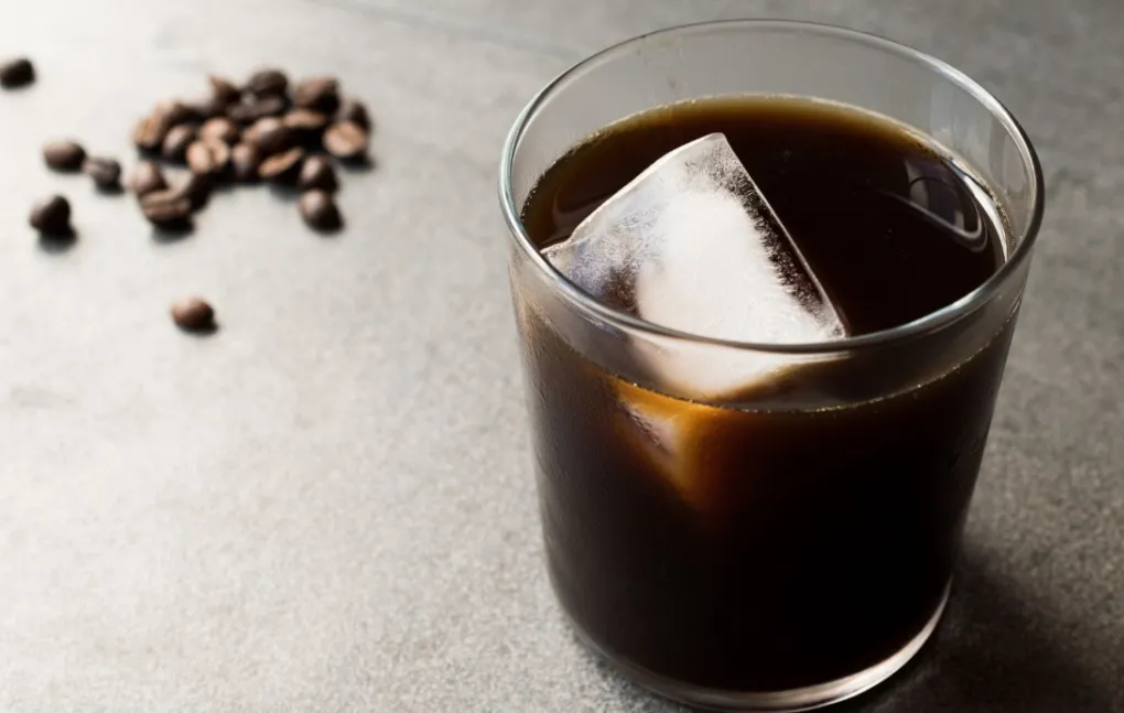 Descubrí los beneficios de tomar café con hielo en días de calor