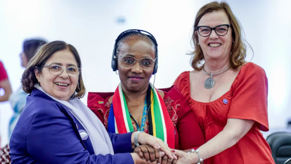 Las brasileñas Cida Gonçalves y María Helena Guarezi, y la ministra de la Mujer de Sudáfrica, Sindisiwe Chikunga (centro), tras la declaración del G20