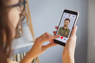 El amor en tiempos de Tinder: cómo mutaron los lugares para encontrar pareja