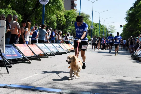 21K de LA GACETA: Un participante completó el tramo final de la carrera junto a su perro