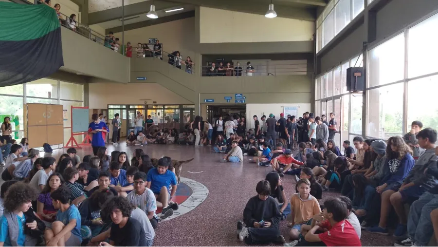 TOMAS UNIVERSITARIAS. Los estudiantes de la Escuela de Agricultura y Sacarotecnia de la UNT en la reunión donde resolvieron ocupar las instalaciones hasta este lunes a la tarde. / X @CansecoEmiliano.